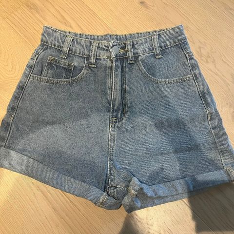 Nye Dazy blå denim shorts til salgs