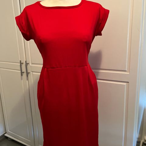 Søt rød kjole med stikklommer og bånd (4 for 3)
