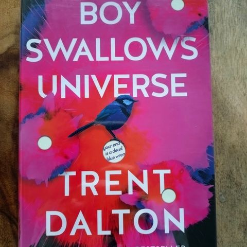 Boy Swallows Universe signert, Trent Dalton, TV serier.