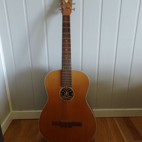 Eldre Levin akustisk gitar modell 133 fra 1967 med stålstrenger