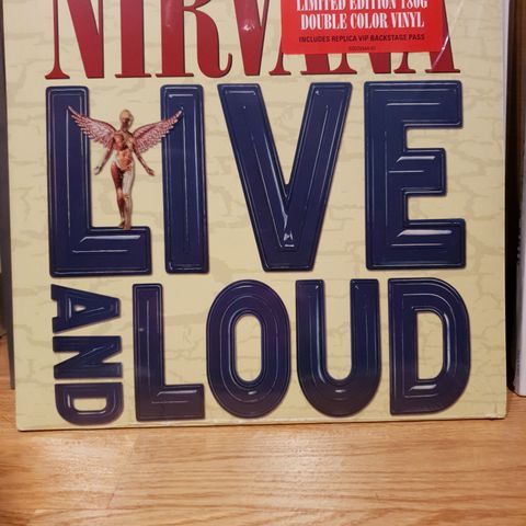 Nirvana - «Live and Load» Ltd. dbl-LP sølv/rød inkl. replika av backstage pass