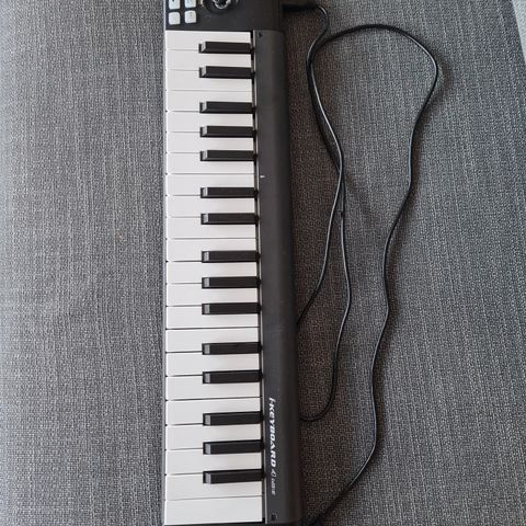 Nesten nytt midi keyboard fra Icon
