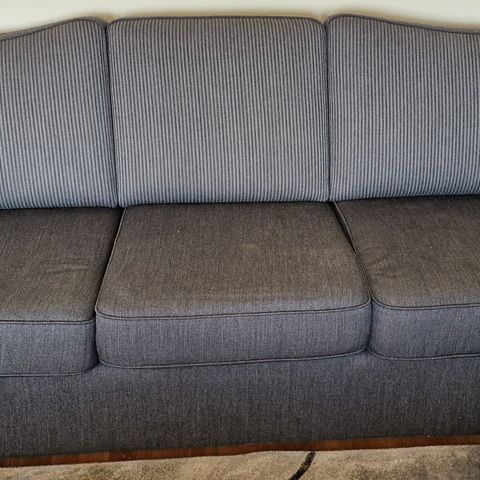 Sofagruppe til salgs - 3-seter + 2-seter + stol og teppe