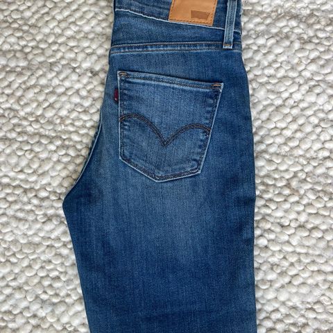 Levis High Rise Skinny jeans