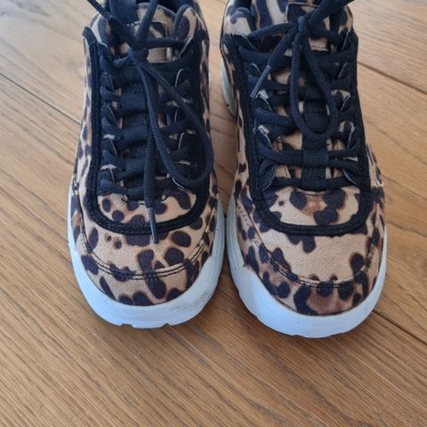 Kule sneakers i leopardmønster