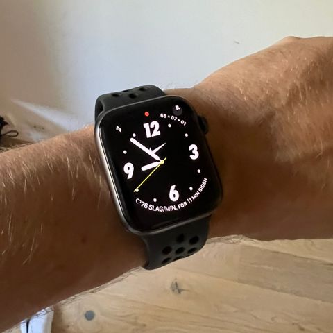 Apple Watch Nike SE (1gen) GPS+Cellular (sort antrasitt)