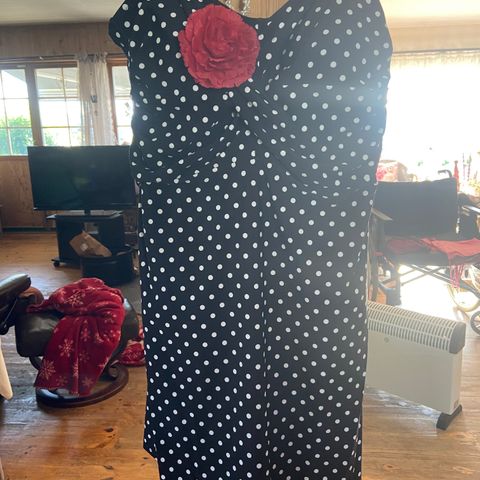 Ny kjole lekker bare  i str48/50 rose på kjøpet -perlekjede 100 kr