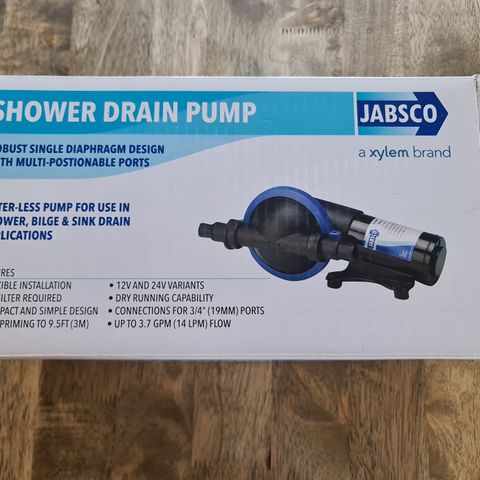 Helt ny 12 V Jabsco shower drain pumpe 16 liter selges. Nypris 3399.