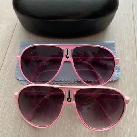 2 par Solbriller fra Pissing Wimp (ikke mulig å få tak i nå,butikk har lagt ned)