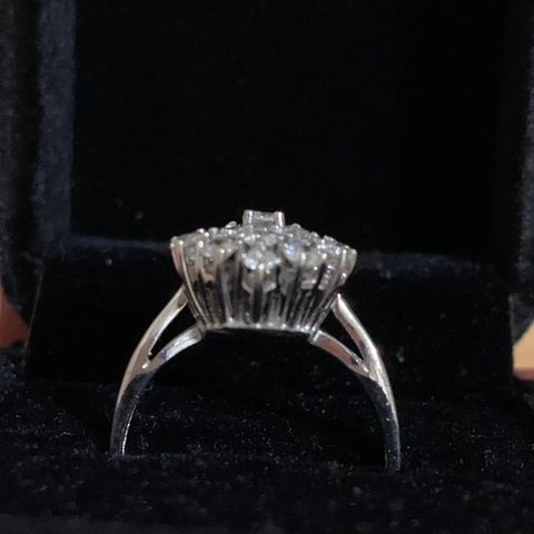 Unik diamant ring i 14k hvit gull