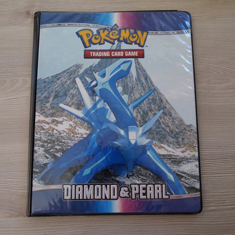 Diamond & Pearl Pokemon album 2007. Plass til 90 kort