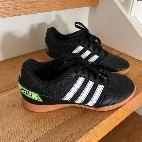 ADIDAS fotballsko str. 35