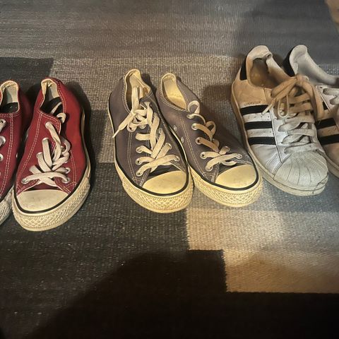 converse sko i burgunder og blå, nesten ubrukt!!