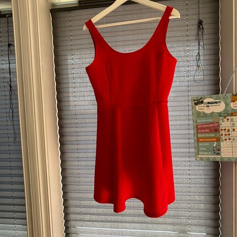 Rød kort kjole