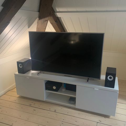 BYÅS TV-benk, høyglans hvit
