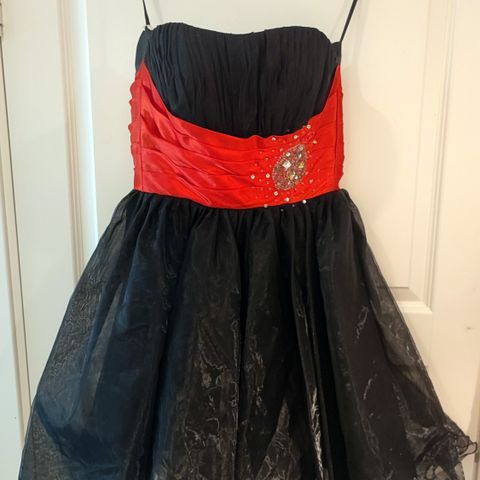 Svart-rød kort kjole - Korsett kjole