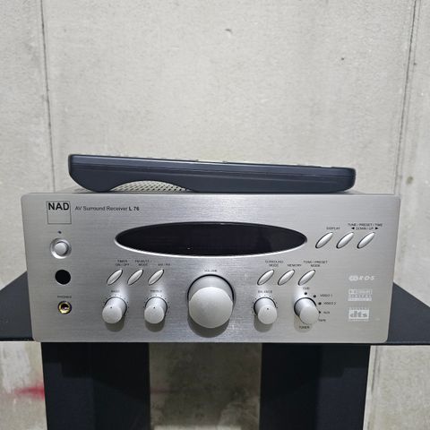 NAD L76 Surround receiver / stereoforsterker.