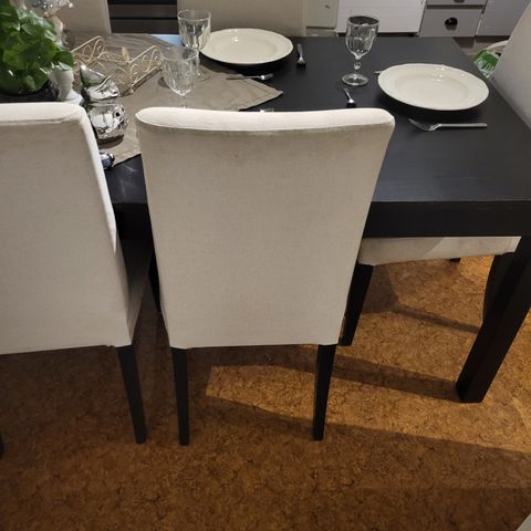 Kjempefint svart kjøkkenbord med 6 stoler