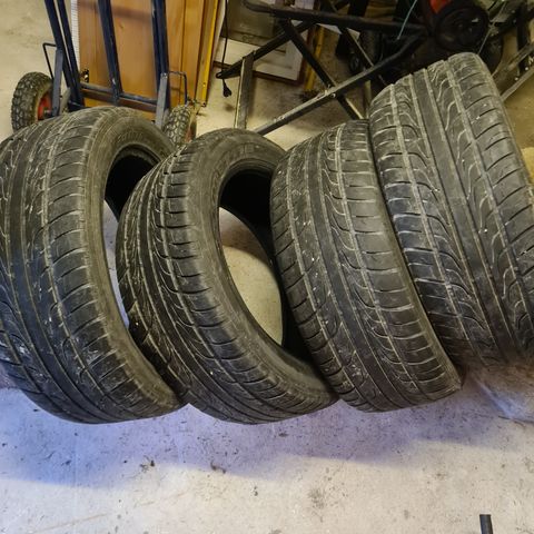 265/50R20 sommerdekk selges.