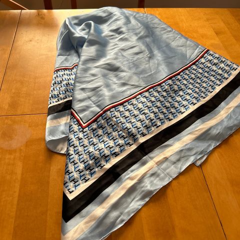 Tommy Hilfiger skjerf i lyse blå, mønstret  str 90 cm x 90 cm, ikke brukt