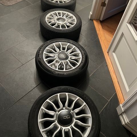 Pent brukte 4 stk Originale FIAT 500 aluminiumsfelger  og NOKIAN dekk