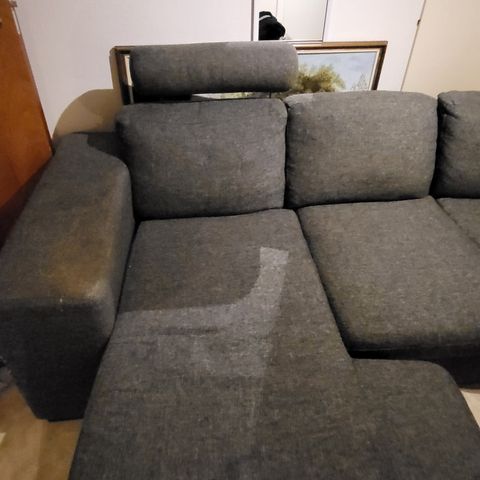 En liten grei sofa gis vekk