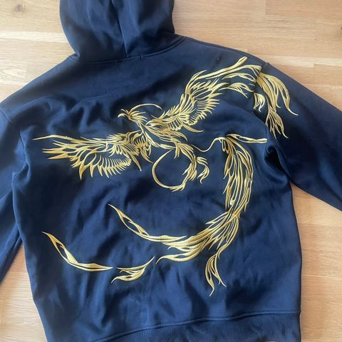 Hettegenser sort og gull Føniks Phoenix brodert