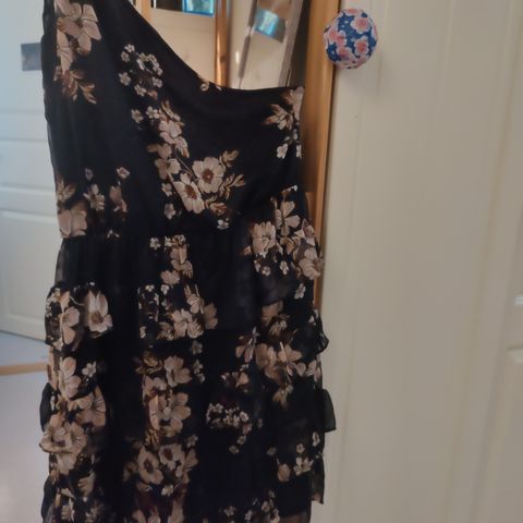 Blomster kjole fint til 17 mai svart