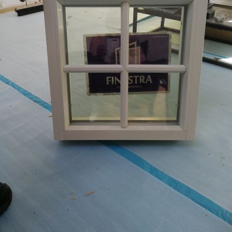 Toalett vindu Finestra fastkarm (ikke hengslet) 49x49 utvendig karm.