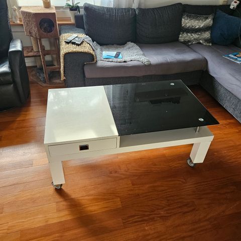 Tv benk og sofabord 200kr