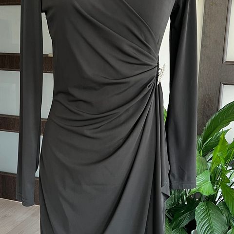 Nydelig figurnær kjole med strass fra MORGAN str.S