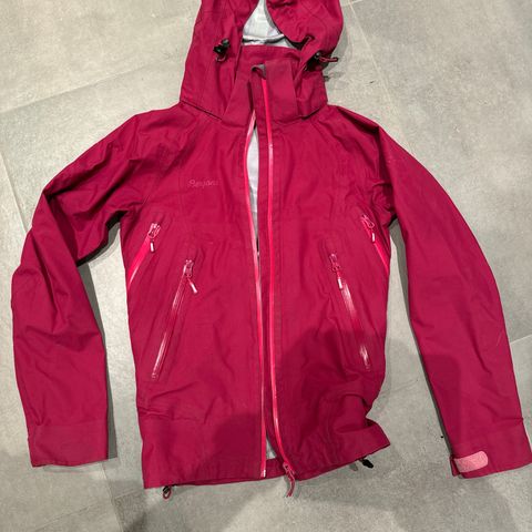 Bergans Gore tex str 152 og div jakker