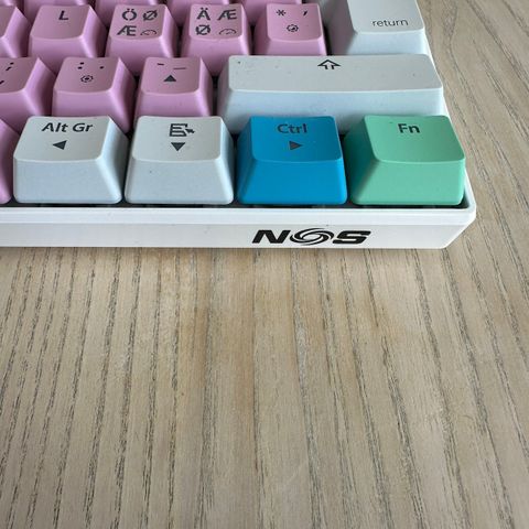 Gaming tastatur i kule farger