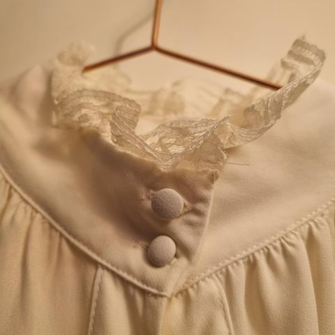 Romantisk skjorte  med blonder og fine detaljer