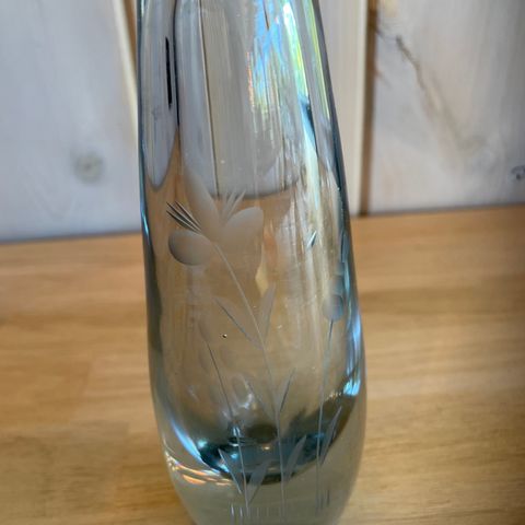 Liten eldre glassvase med blomster