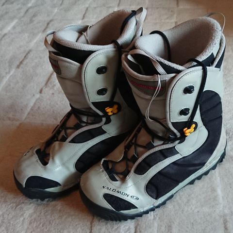 Salomon snowboard boots str 45