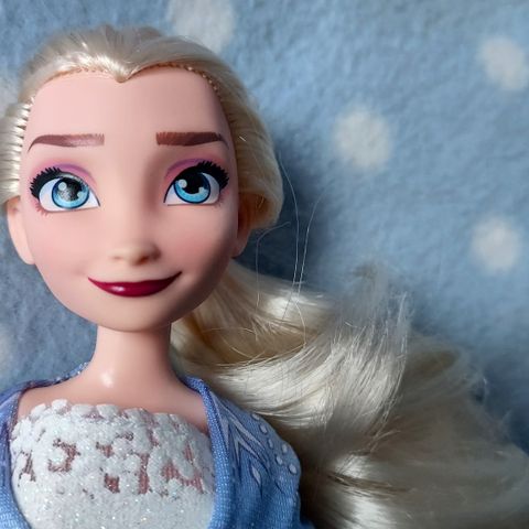 Elsa Frost, merket Hasbro 2018 og Disney. Prinsesse dukke i Barbie størrelse.