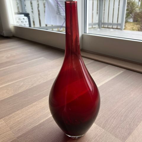 Rød salongvase. Rund vase med lang tynn hals. Ca 31 cm høy.