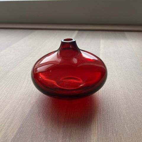 Rød liten rund vase, salongvase. Tynn tut.