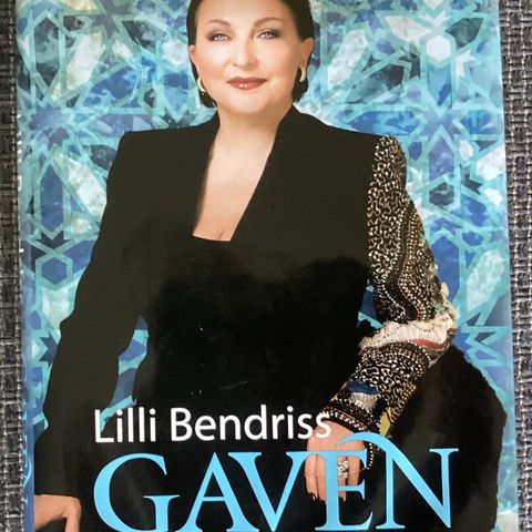 LILLI BENDRISS- «GAVEN» 1 meget flott Ny bok 2010, H. 24,5 cm B. 18 cm, 695 s.