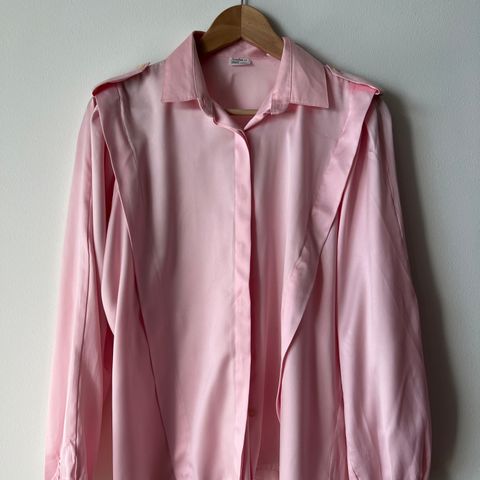 Rosa skjorte av sateng silke