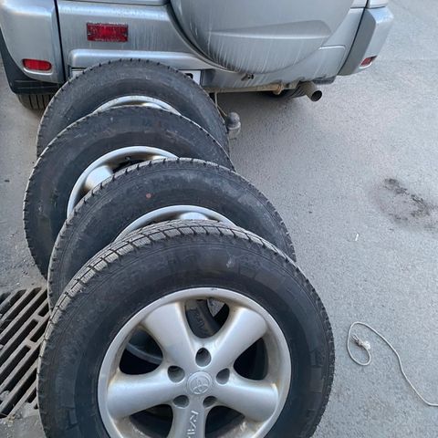 Fint Vinterdekk med pigg fri  (215/70R/16) passet til Toyota rav4