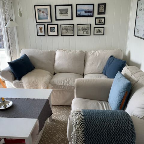 Lys salong:sofa lenestol og bord