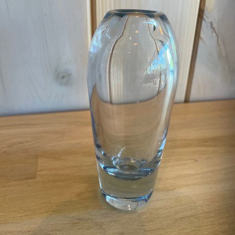 Tung liten glassvase