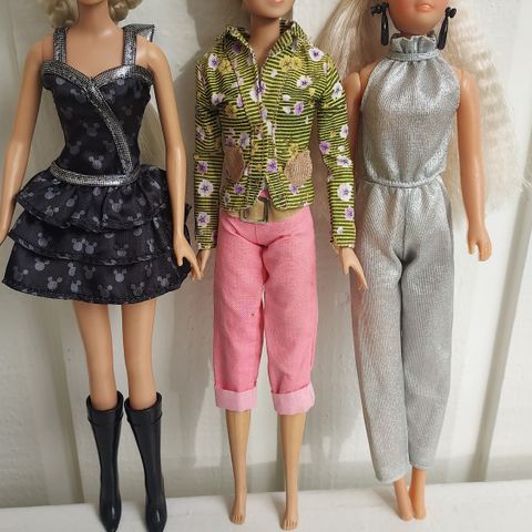 3 pene dukker i Barbie størrelse. Alle merket made in China..  Selges samlet.