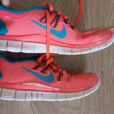 Fine knall rosa med blå sneakers. NIKE. Str. 38,5.