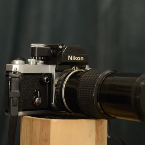 Nikon F2 med telelinse