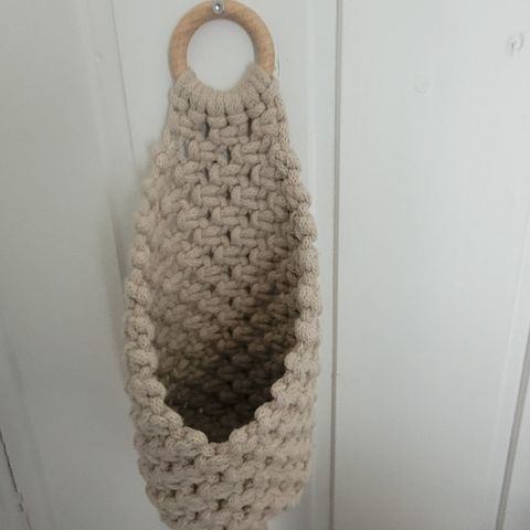 håndlaget macrame kurv