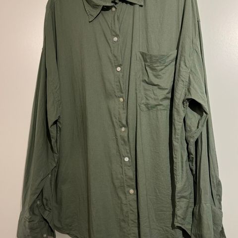 Skjorte i linblanding selges kr.100.