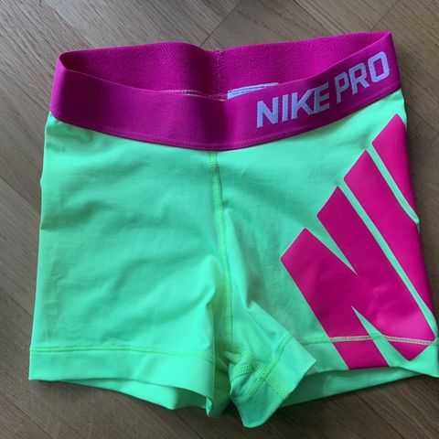 Lite brukt Nike pro 3" shorts, i gul farge. str xs, kr 200